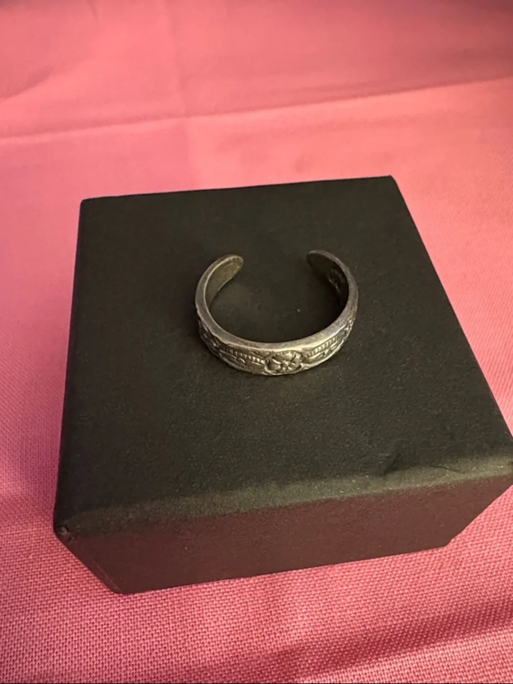 Vintage Thick Sterling Silver Engraved design toe ring - Picture 3 of 5